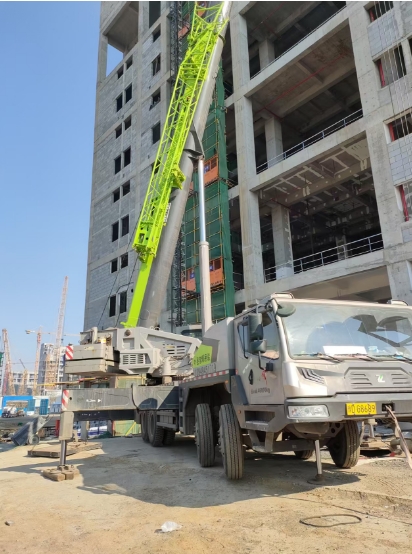 在叶县租赁吊车时，如何选择最适合工程需求的设备型号?