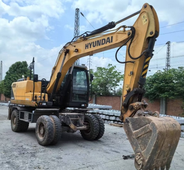 绵阳施工中，挖机的稳定性怎样保障？