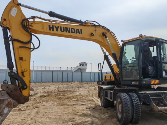 如何让挖机适应绵阳复杂多变的施工地形？