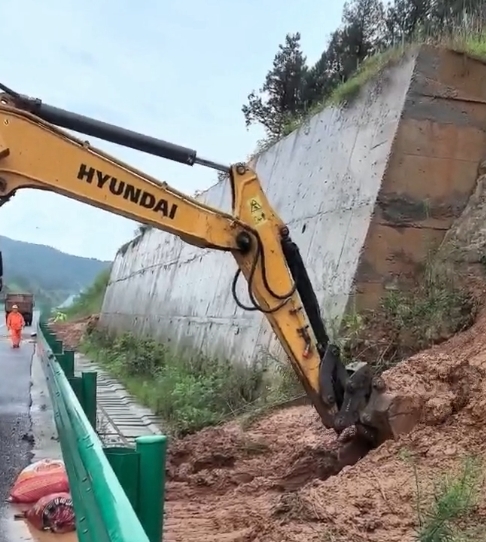 怎样确保挖机在绵阳恶劣天气下正常施工？