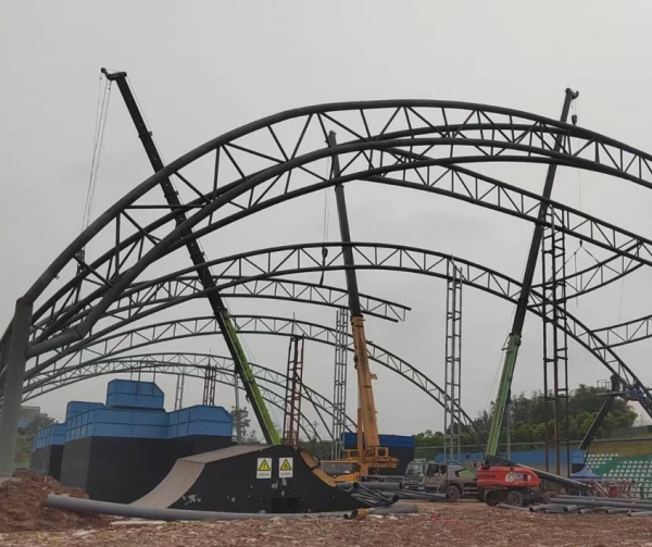 如何根据项目需求选择吨位合适的移动式吊车？