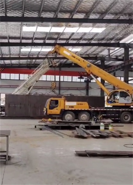 哪些情况下吊装作业必须立即停止？