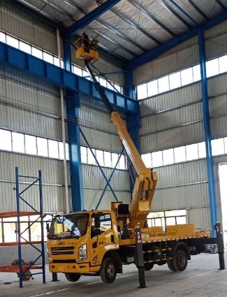 租赁登高车作业时，现场安全防护措施该如何落实？