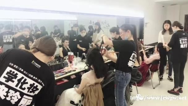学化妆学美甲学纹绣宜昌玲丽教育彩妆美甲纹绣培训学校 学化妆学美甲学纹绣宜昌玲丽教育彩妆美甲纹绣培训学校