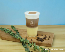 一杯色香味俱全的饮品,与TA时光饮品!