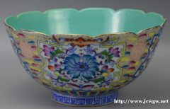 英国亨利拍卖有限公司之粉彩描金缠枝花卉五蝠捧寿大碗