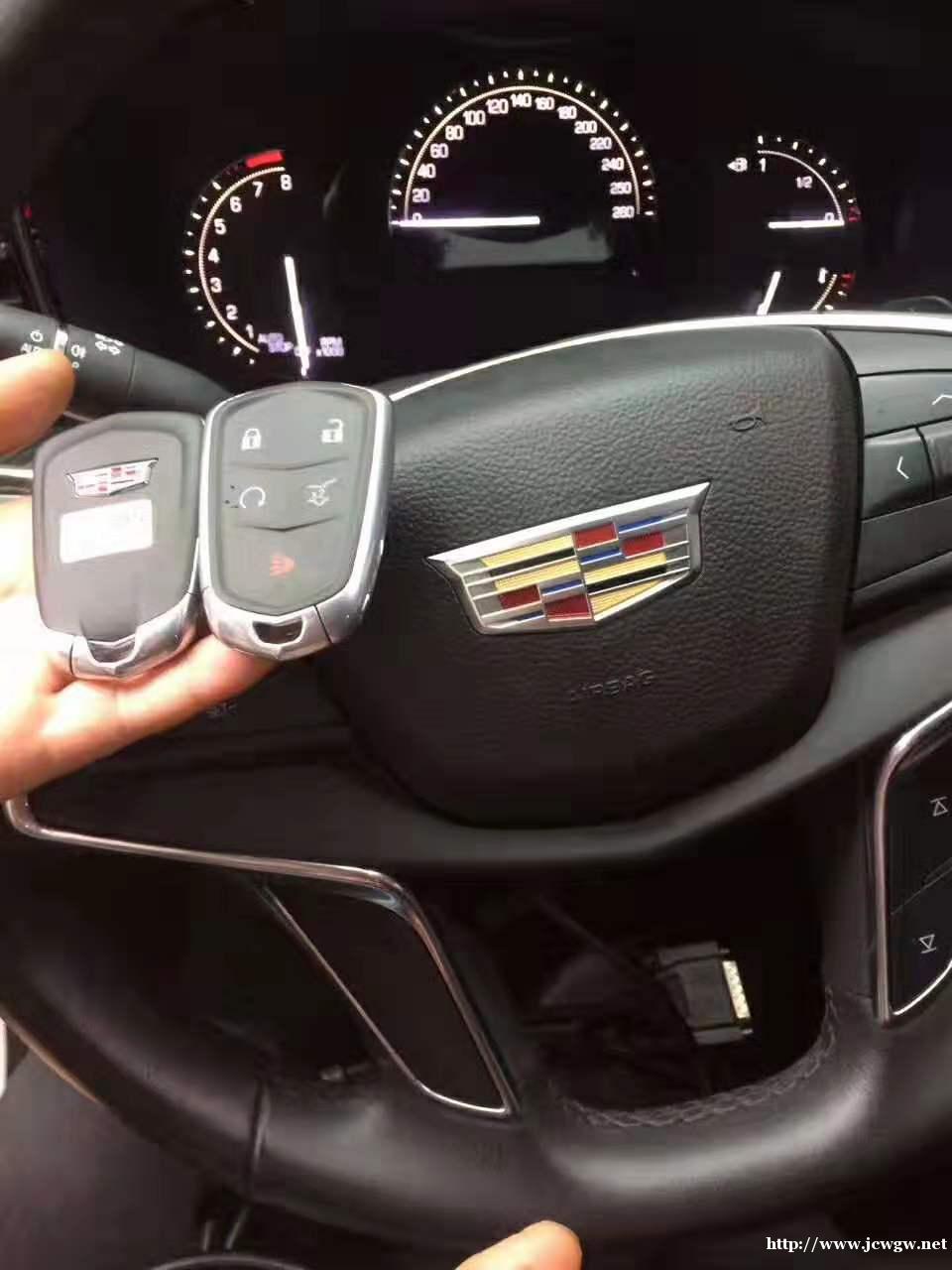 钥匙锁在车里,除非你你有备用钥匙,没有就只能找开锁师傅 钥匙锁在车里,除非你你有备用钥匙,没有就只能找开锁师傅