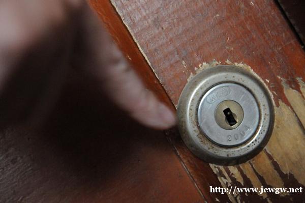 海拉尔开锁分享门锁发涩发紧时千万不可往锁眼滴润滑油 海拉尔开锁分享门锁发涩发紧时千万不可往锁眼滴润滑油