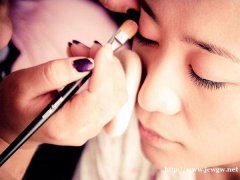 泰州学化妆的费用要多少钱，与教学质量_实习机会成关系！