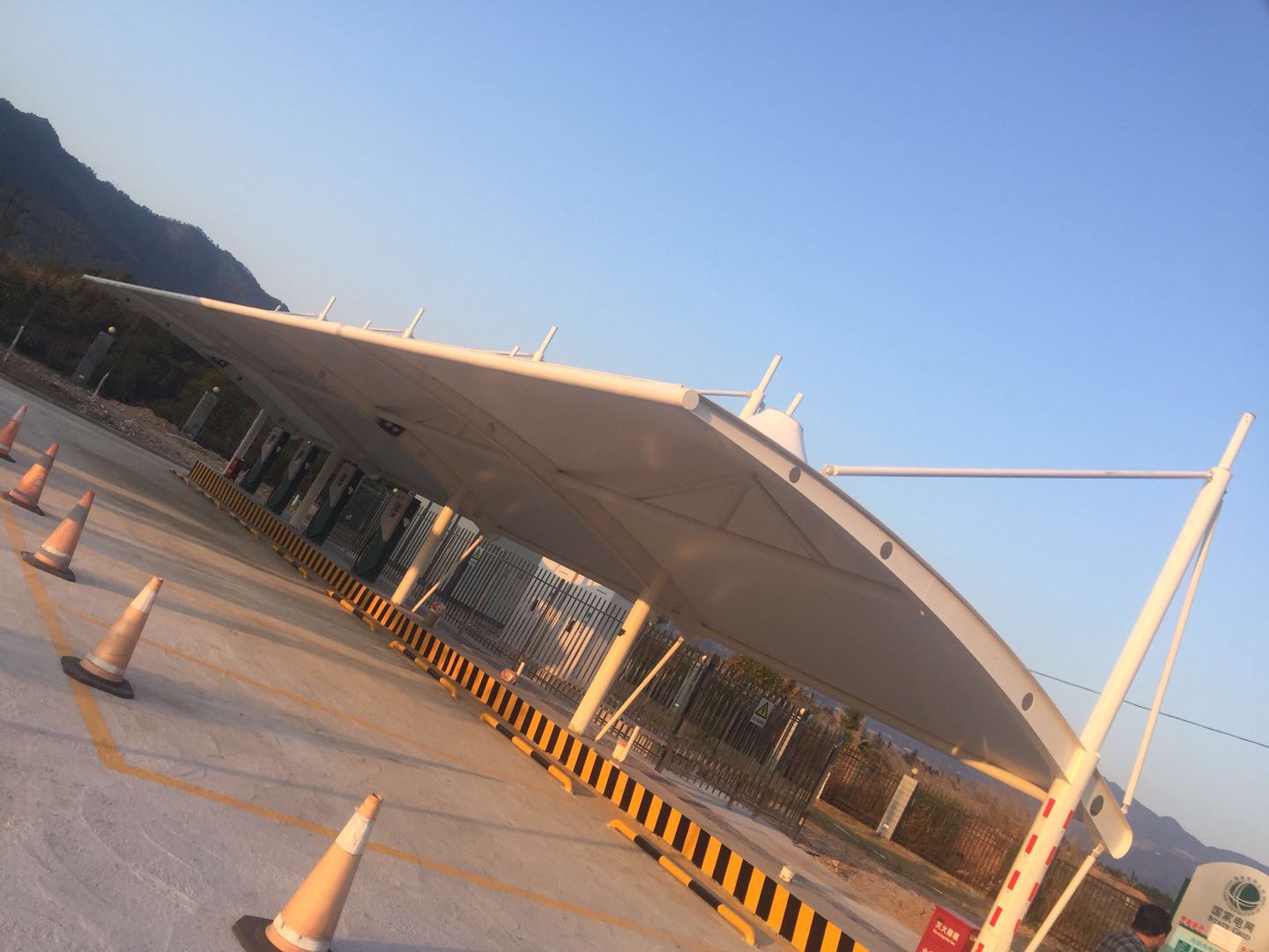 泉州定制膜结构停车棚的材料选择-泉州膜结构停车棚安装 泉州定制膜结构停车棚的材料选择-泉州膜结构停车棚安装