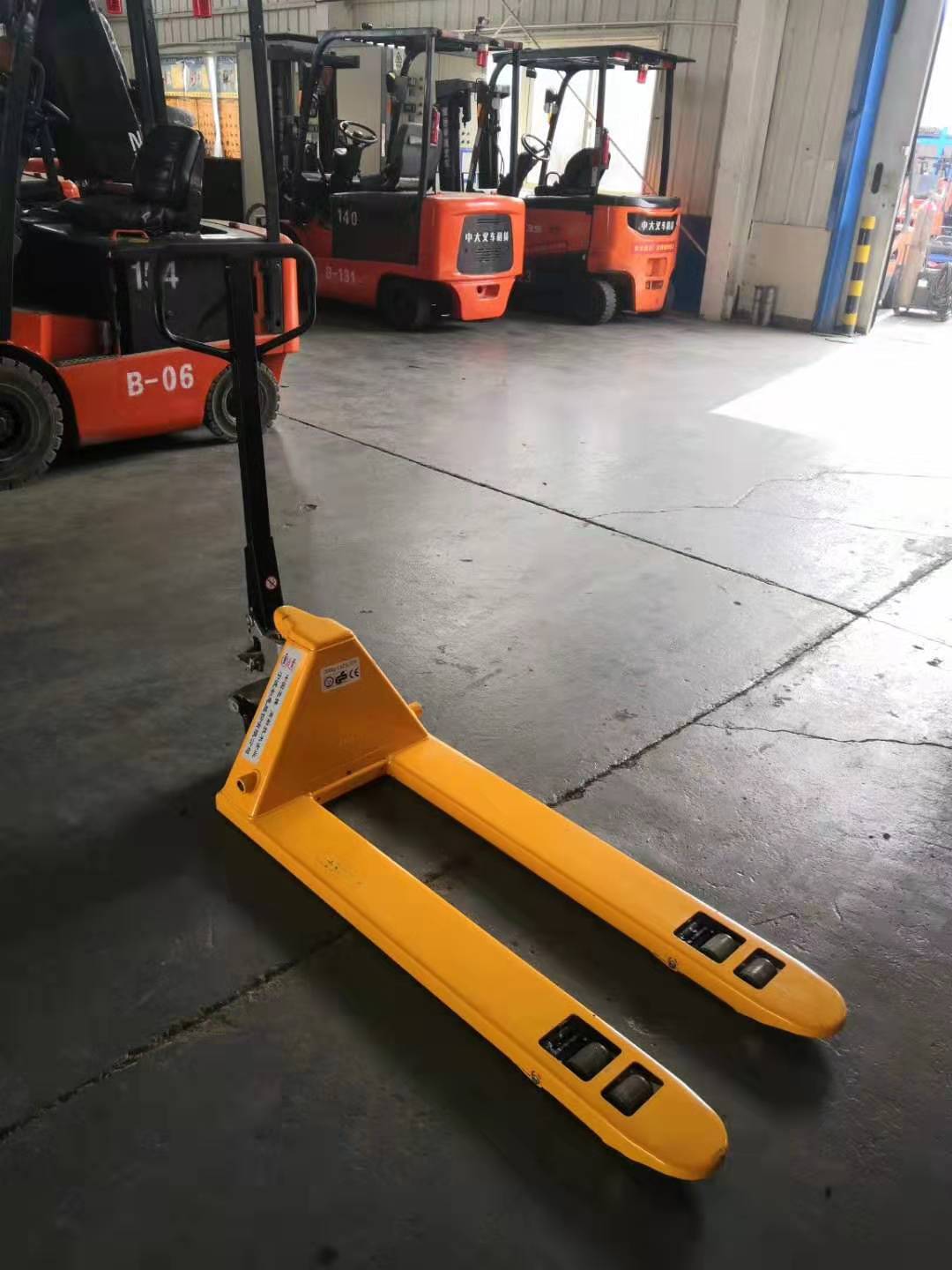 烟台西林手动液压车/BF3吨整体泵油压手拖车/地牛托盘搬运车 烟台西林手动液压车/BF3吨整体泵油压手拖车/地牛托盘搬运车