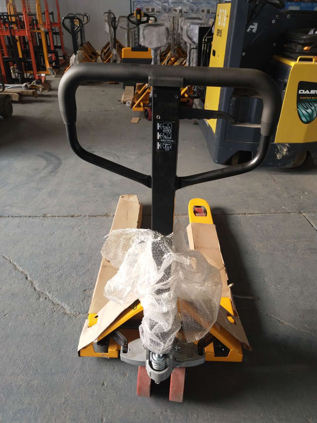 烟台西林手动液压车/BF3吨整体泵油压手拖车/地牛托盘搬运车 烟台西林手动液压车/BF3吨整体泵油压手拖车/地牛托盘搬运车