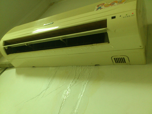 吉首美的空调维修谈一谈空调会漏水的根本原因和解决方案 吉首美的空调维修谈一谈空调会漏水的根本原因和解决方案