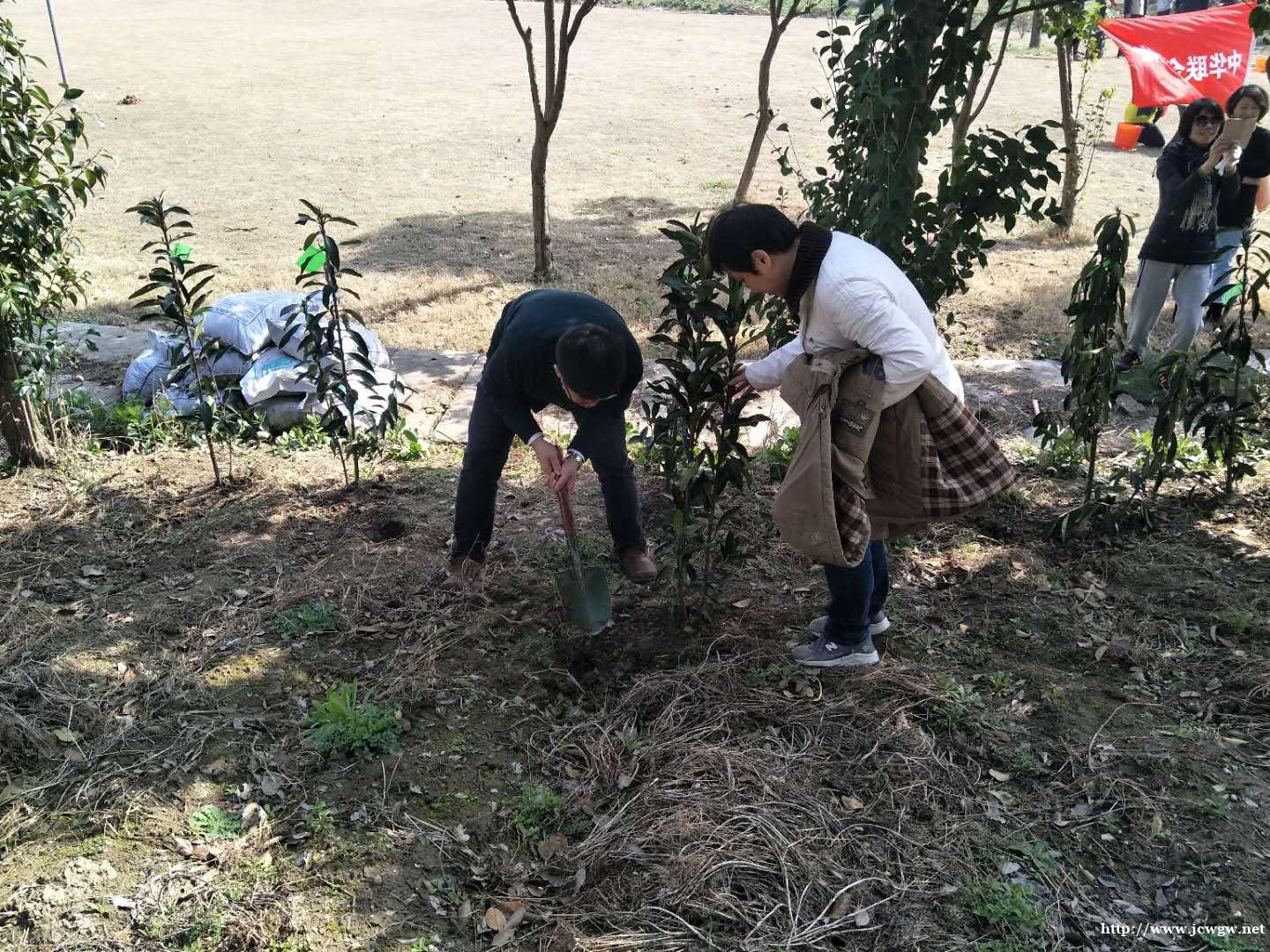 户外植树活动是一个很好的选择! 户外植树活动是一个很好的选择!