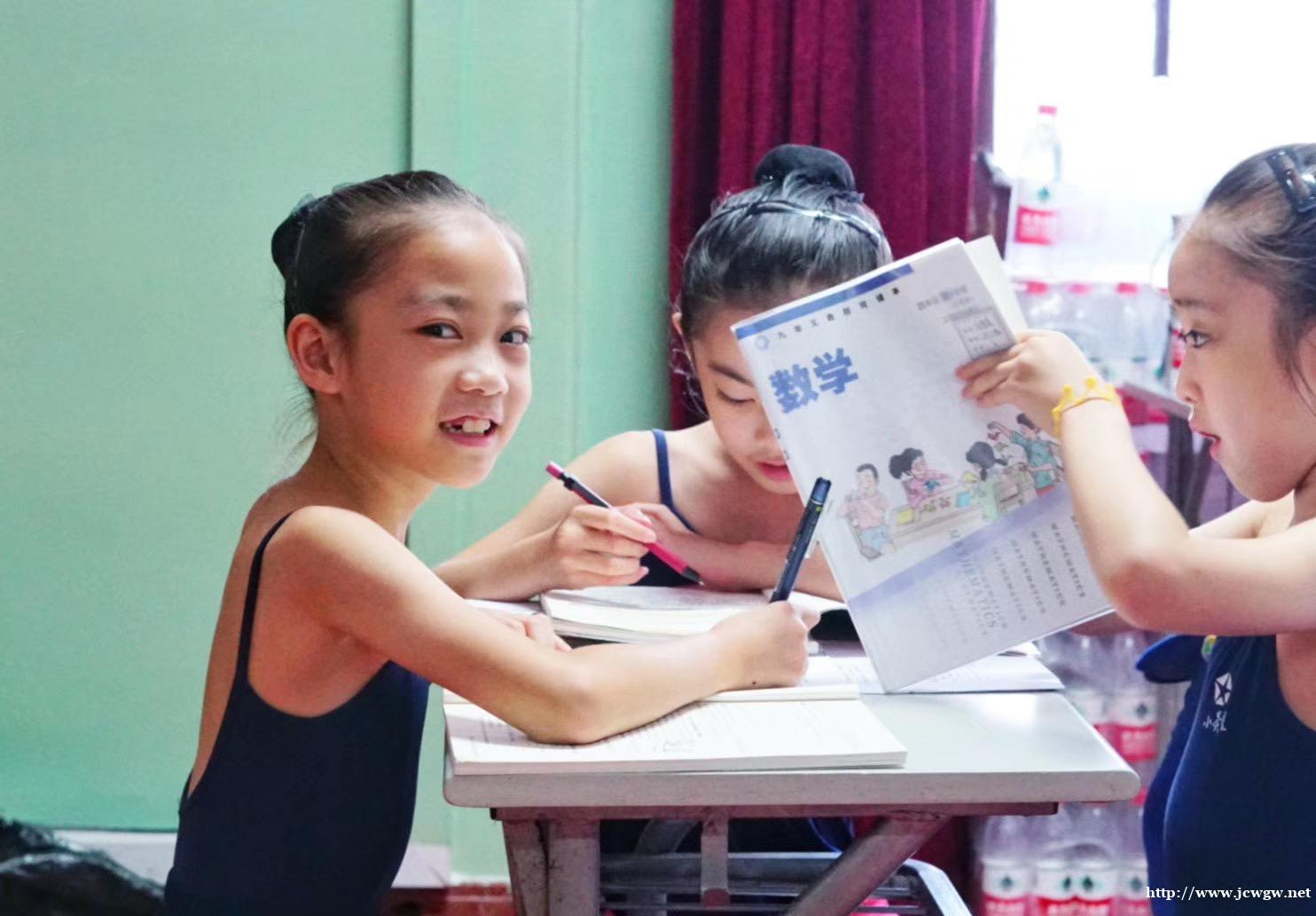 小荧星艺术培训一对一火热报名中 小荧星艺术培训一对一火热报名中