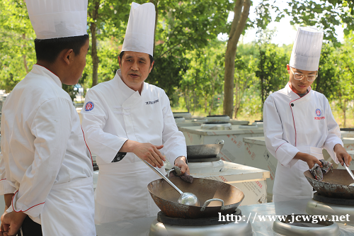 学厨师对年龄的要求高吗? 学厨师对年龄的要求高吗?