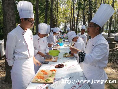 想学一门技术闯天下,就来山东英才烹饪学厨师吧! 想学一门技术闯天下,就来山东英才烹饪学厨师吧!