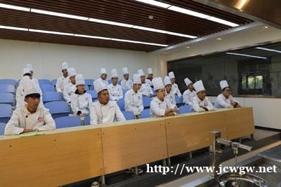 想学一门技术闯天下,就来山东英才烹饪学厨师吧! 想学一门技术闯天下,就来山东英才烹饪学厨师吧!