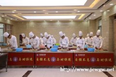 想学一门技术闯天下,就来山东英才烹饪学厨师吧!