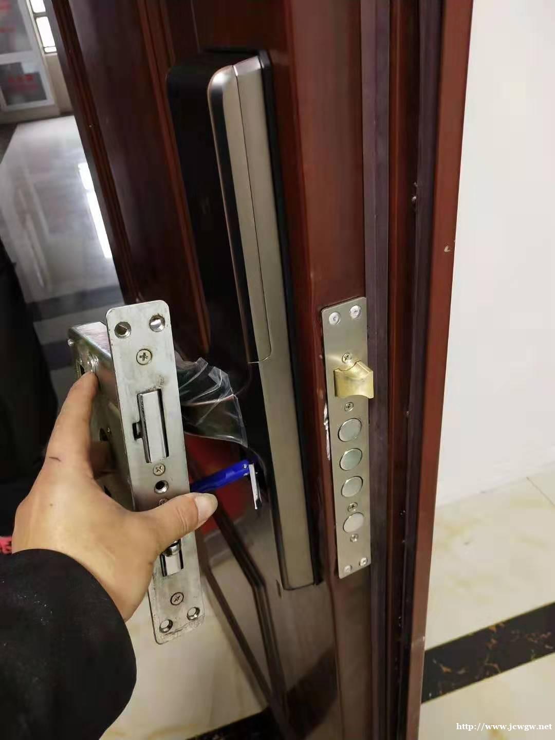 钥匙断在锁里想取出来台儿庄开锁公司有技巧 钥匙断在锁里想取出来台儿庄开锁公司有技巧