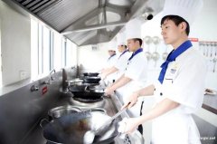 中考成绩不理想、初中毕业选择什么专业有发展前景?烹饪行业适合