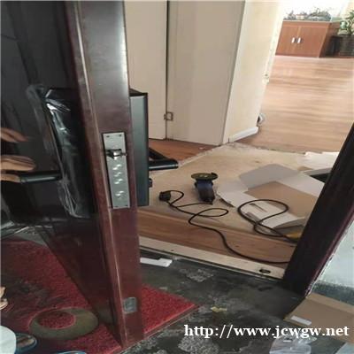 如果车钥匙锁在车里怎么办?我必须打破玻璃吗 如果车钥匙锁在车里怎么办?我必须打破玻璃吗