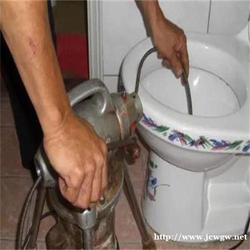 马桶硬物堵塞:使用时不小心掉进塑料刷子里 马桶硬物堵塞:使用时不小心掉进塑料刷子里