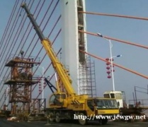 吊车作业时如果遇到漏油现象应该怎么办？