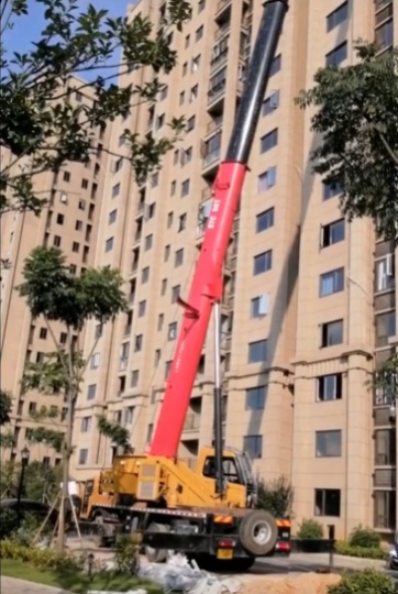 吊车进行吊装作业时如何对风速和天气条件进行监测?