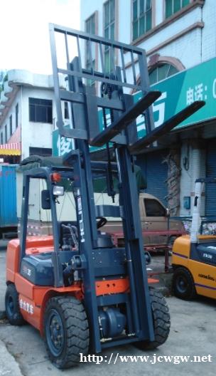 叉车可以在相对短的时间内完成大量的物品搬运任务 叉车可以在相对短的时间内完成大量的物品搬运任务