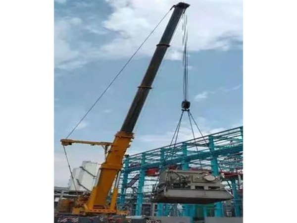 广告牌吊装:需要多少台吊车进行操作?