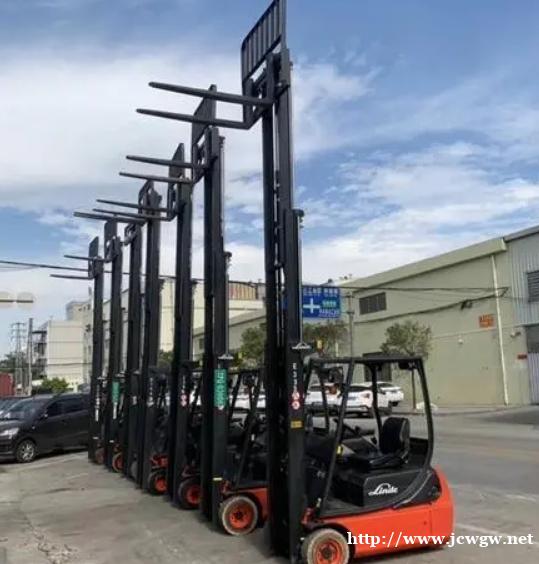 叉车卸货时怎样协调现场人员和车辆的配合? 叉车卸货时怎样协调现场人员和车辆的配合?