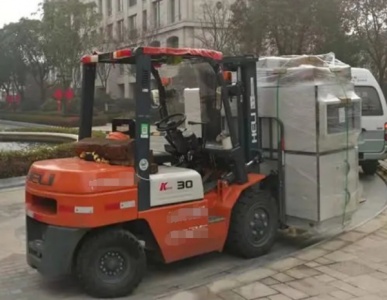 叉车卸货时如何应对恶劣天气对作业的影响？