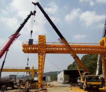 吊车吊装风力发电机塔筒怎样确保垂直和稳定？