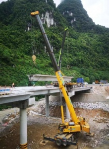 折臂吊的起重臂滑块需要定期更换吗？