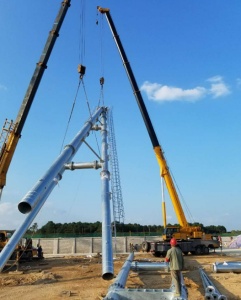 夜间吊车吊装作业,怎样保证照明和视野良好?