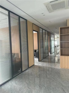 玻璃、彩钢板具有防火性吗？