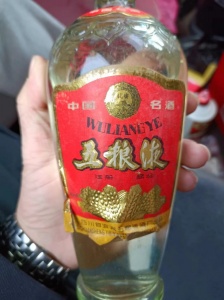 青岛回收羊年茅台酒瓶礼盒,高于同行价