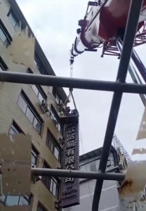 当吊车吊起高楼的建筑材料，你是否好奇它如何保持平衡？