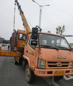 吊车对于建筑施工至关重要,出租有哪些关键事项?