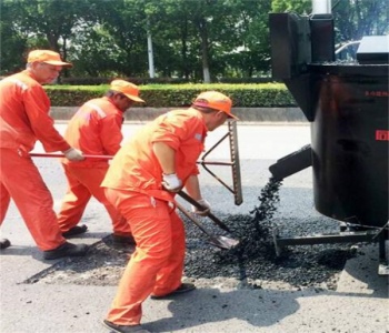 武汉沥青路面施工避免速度过高或过低。