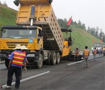 武汉道路刷黑经营范围：沥青路面摊铺