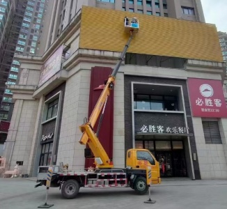 高空车在超高层建筑施工中如何保障精准定位与安全操作?