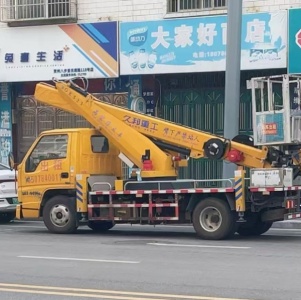 恶劣天气条件下高空车作业的风险与应对措施是怎样的？