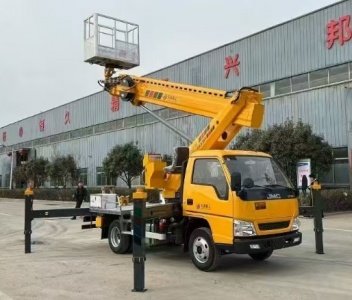 如何高空车在复杂地形条件下的通过性和稳定性？