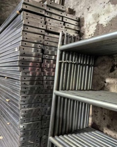 在跨年度的建筑项目中,脚手架出租的价格调整策略是什么?