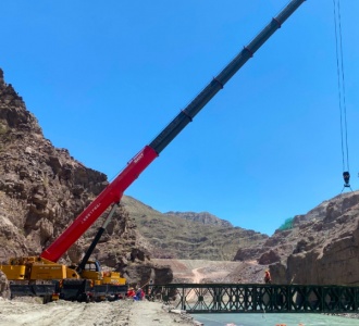 租赁吊车时，如何确保西宁出租方的设备操作手册和安全指南齐全？