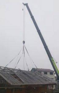 如何为客户在山区溪流作业租赁适应溪流环境的吊车？