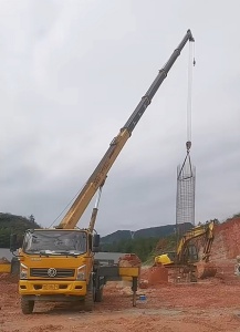 山区作业不用愁,松桃锦宏吊装专业吊车出租解难题!