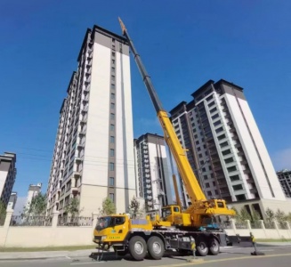 想在邳州租一台25吨的吊车进行设备吊装作业，租用一天时间租金要多少？